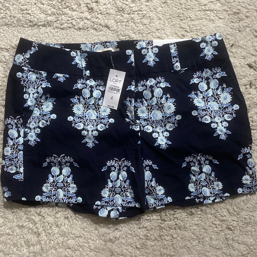 New with tags size 4 womens blue floral Loft Outlet shorts
